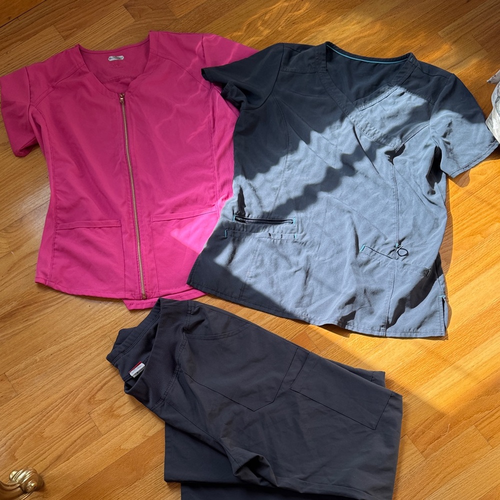 2 scrub tops size L,‎ size small dickies scrub pants